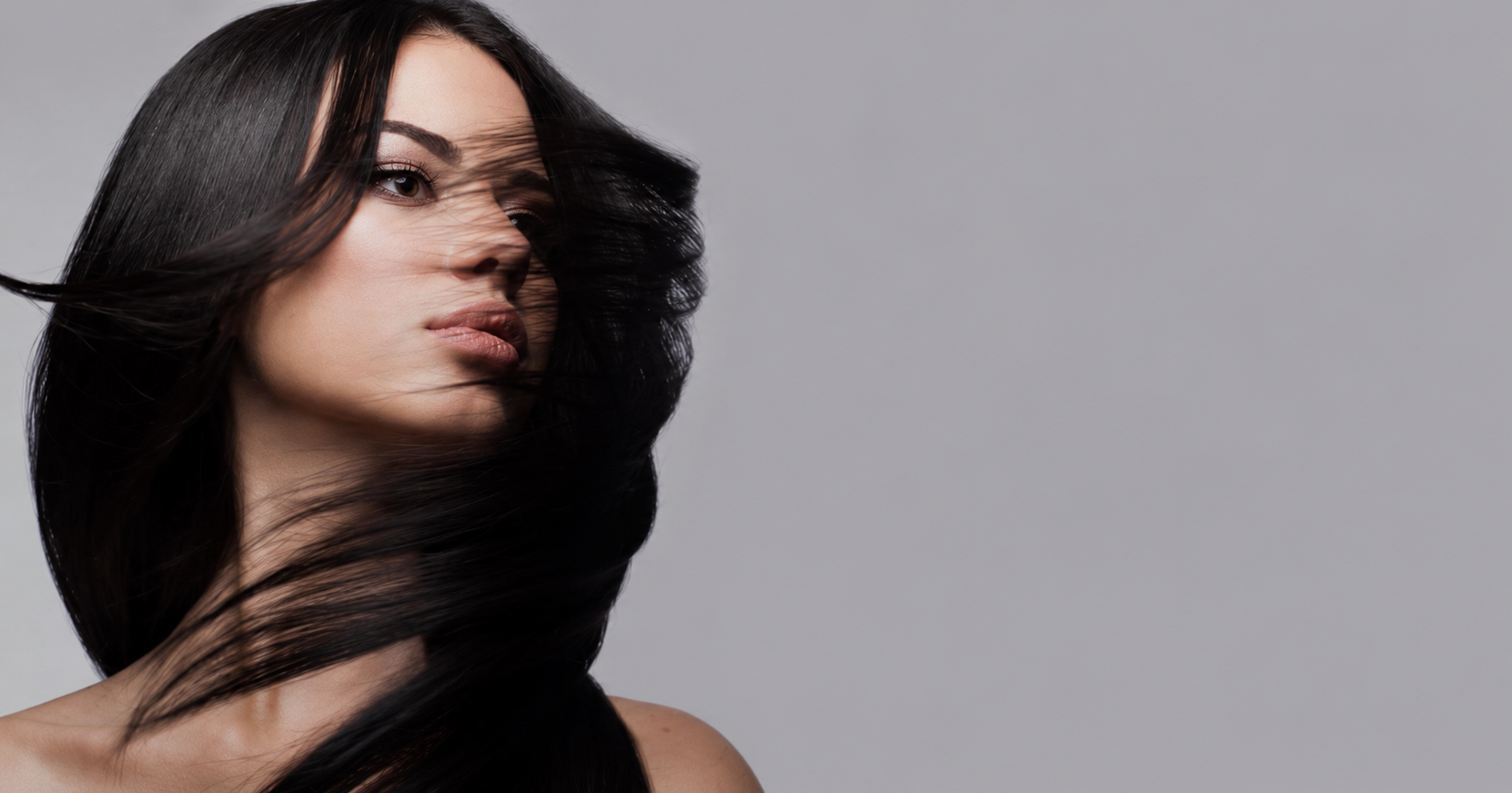 Model mit langem, glänzendem Haar — Friseur & Beauty Neli Erlangen